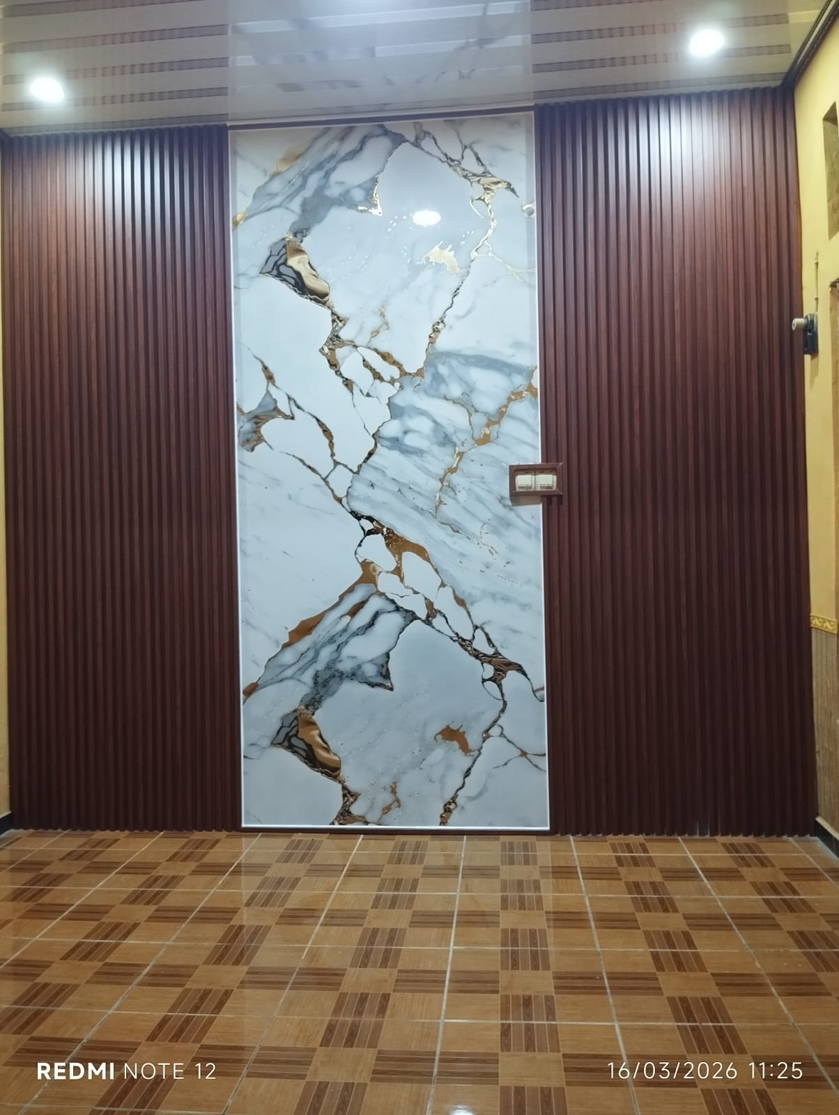 Interior aluminium dengan aksen kaca