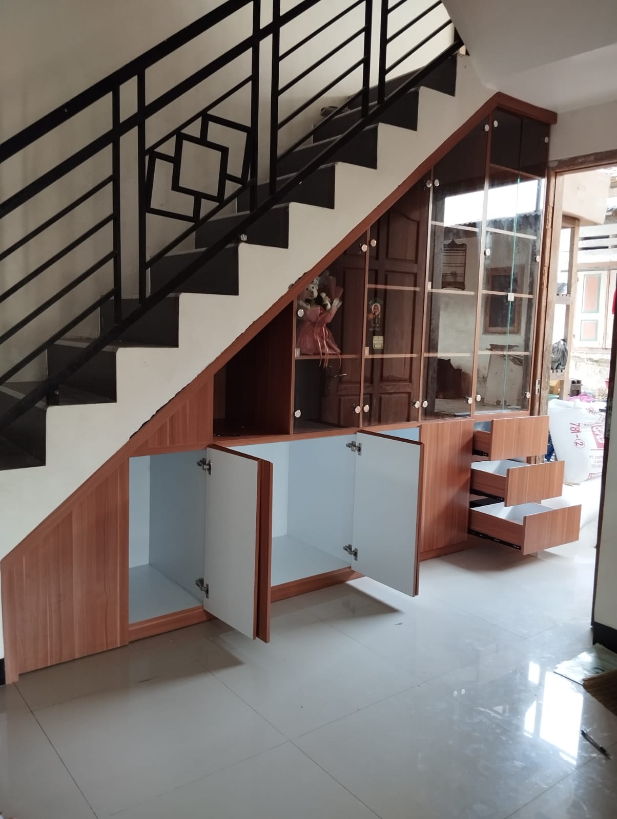 Finishing interior aluminium dan kaca