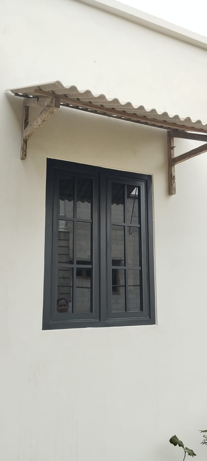 Jendela aluminium tampak dari dalam ruangan