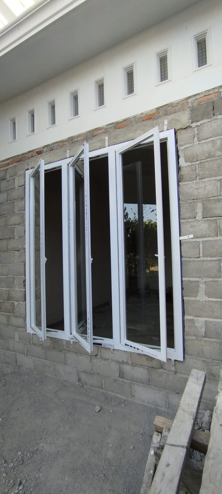 Jendela aluminium dengan kusen presisi