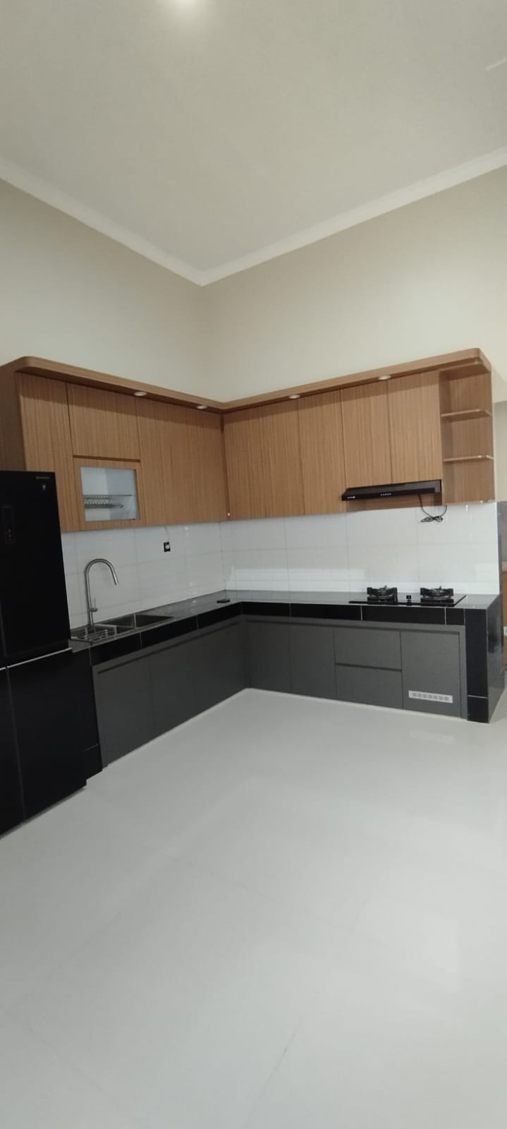 Kitchen set aluminium dengan aksen kaca
