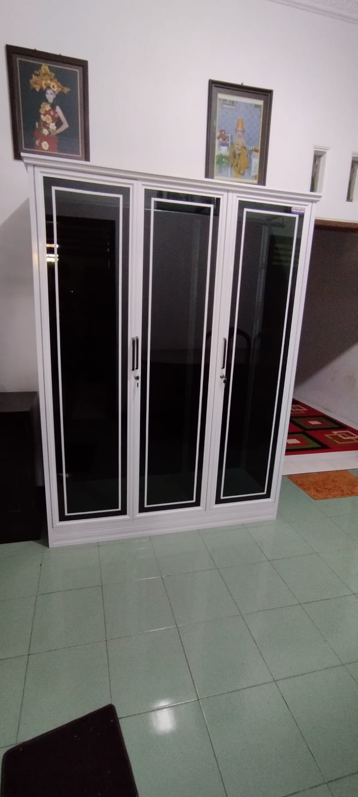 Lemari aluminium dengan rak dalam