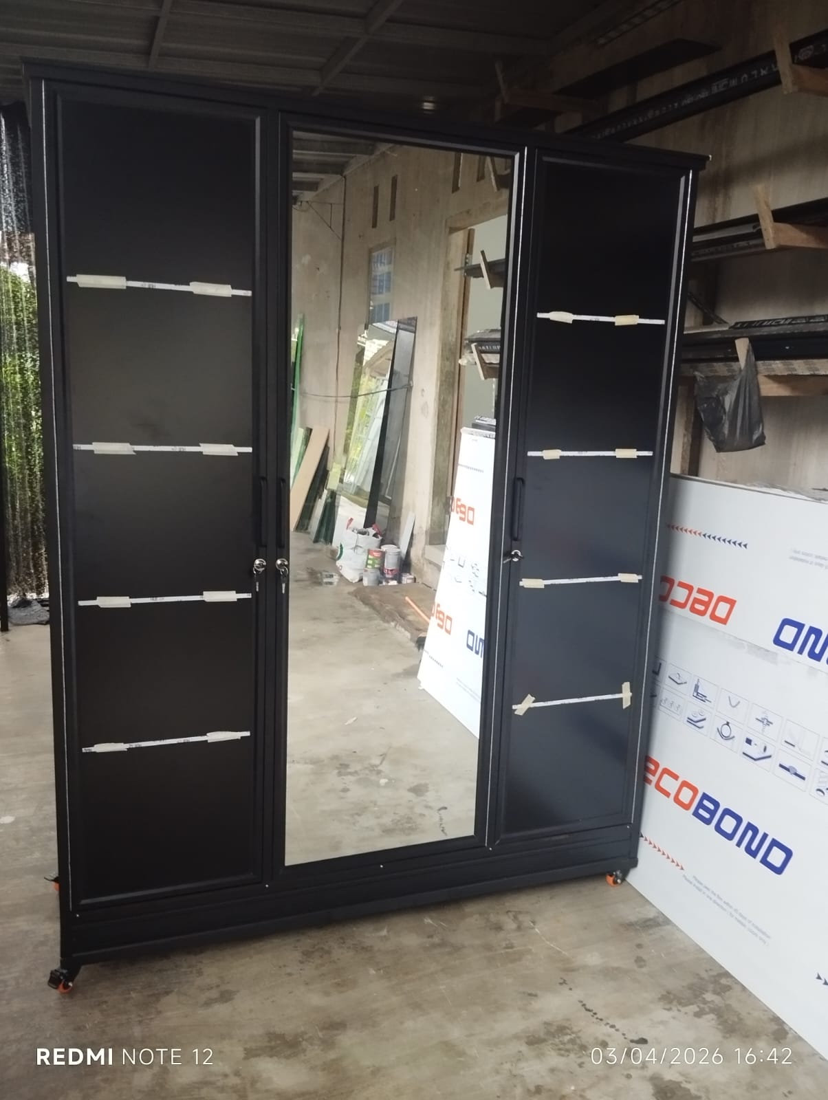 Lemari aluminium dengan pintu geser