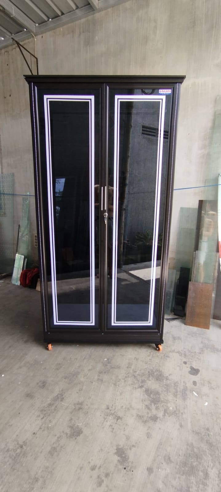 Lemari aluminium tampilan keseluruhan