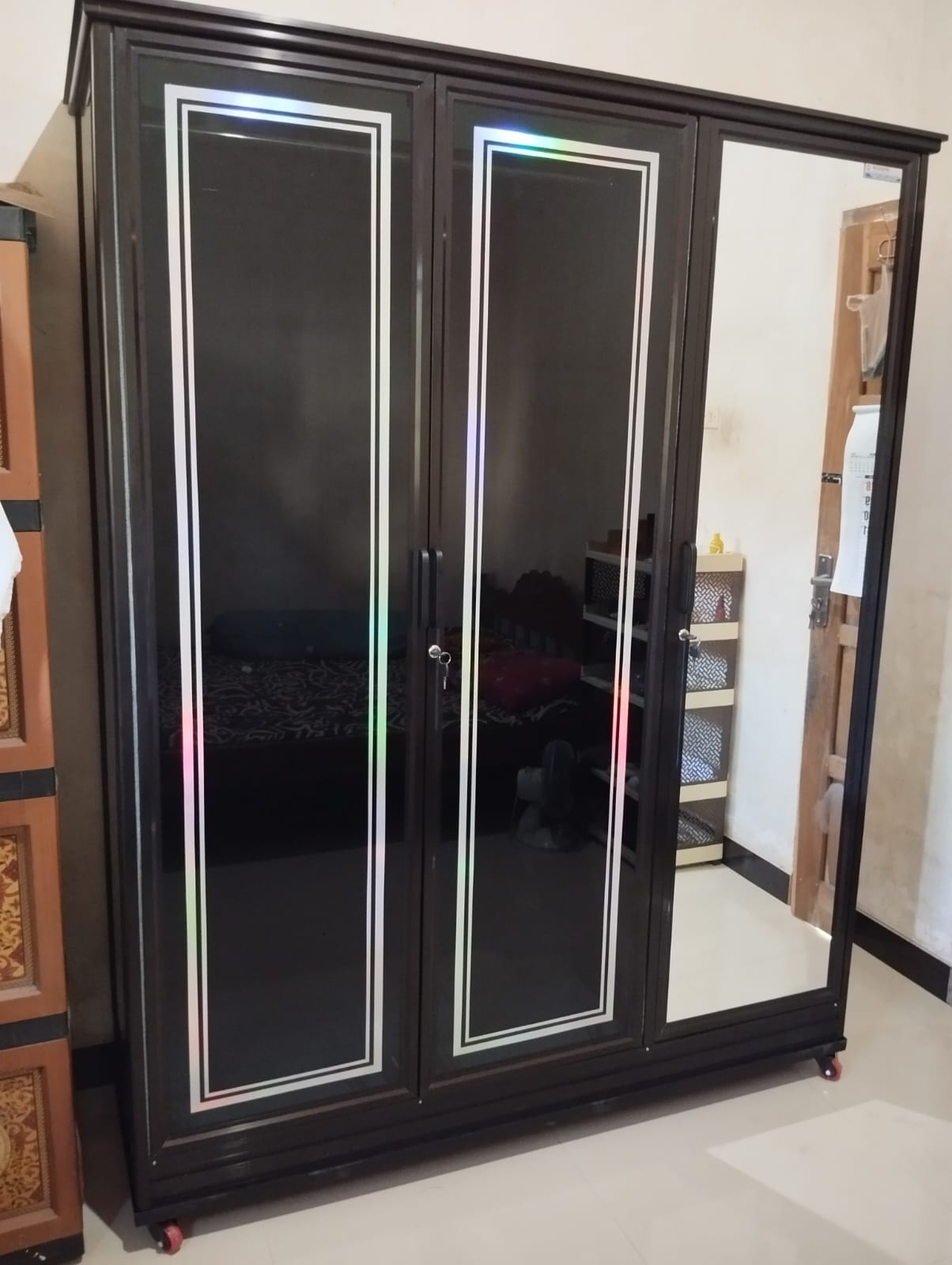 Lemari aluminium dengan laci