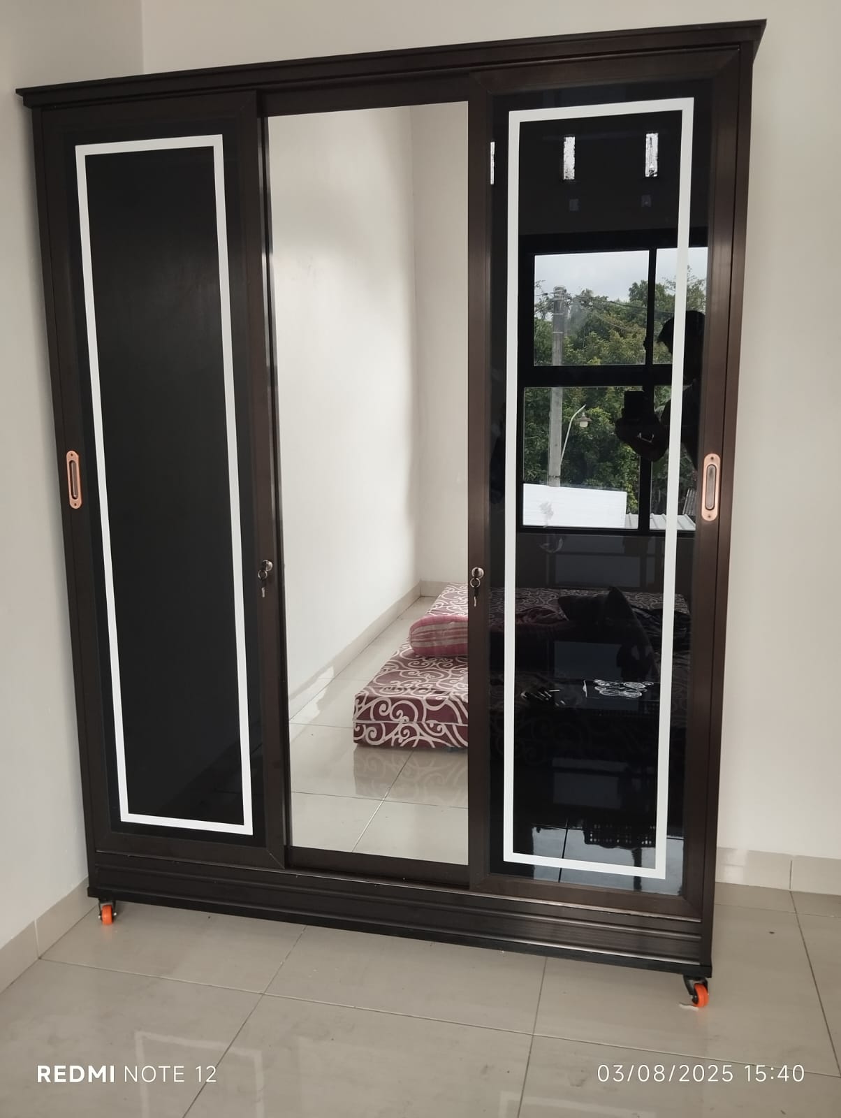 Lemari aluminium untuk ruang sempit