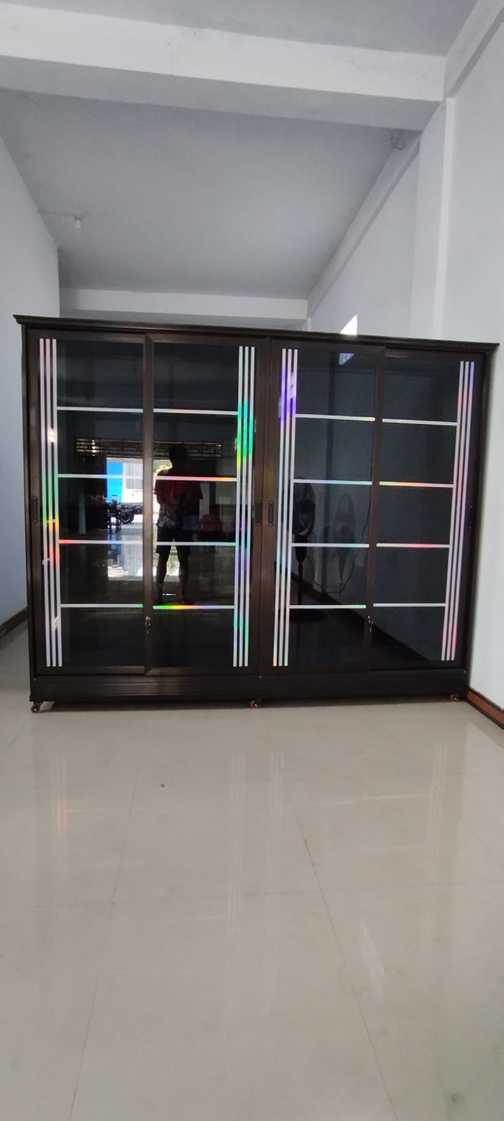 Lemari aluminium tampak samping