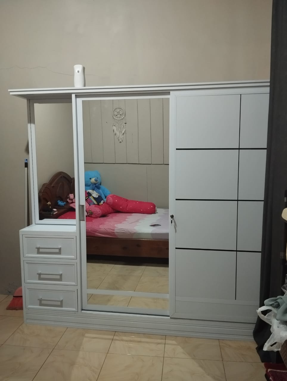 Lemari aluminium dengan cermin