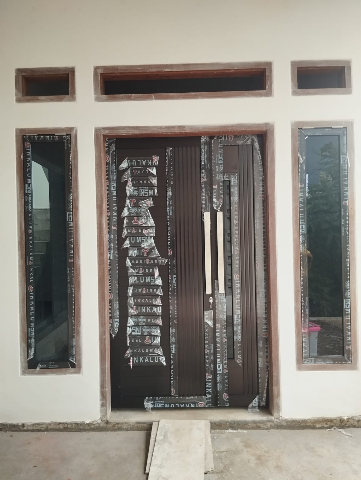Pintu aluminium sebelum pemasangan
