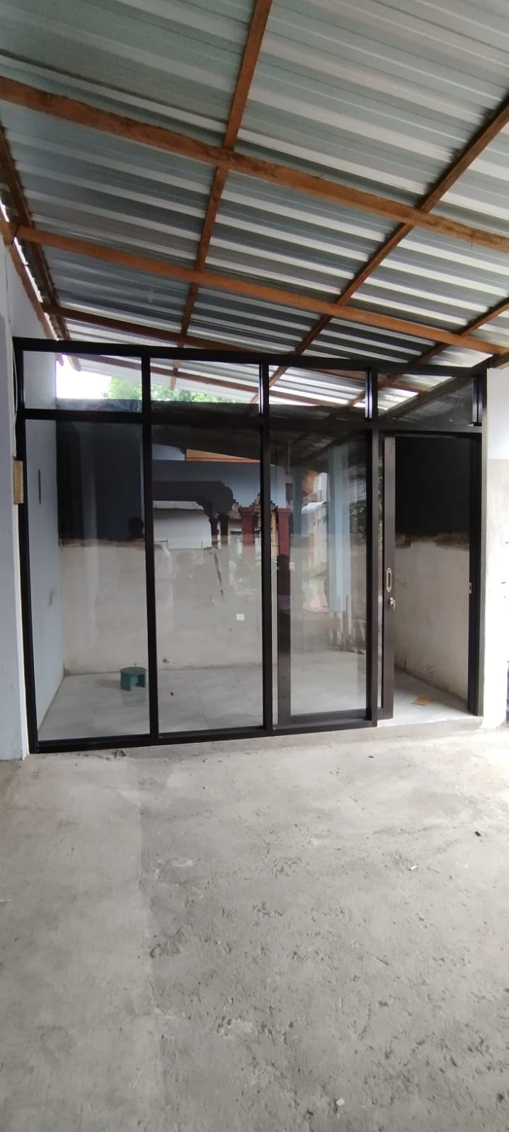 Pintu aluminium dengan handle kokoh