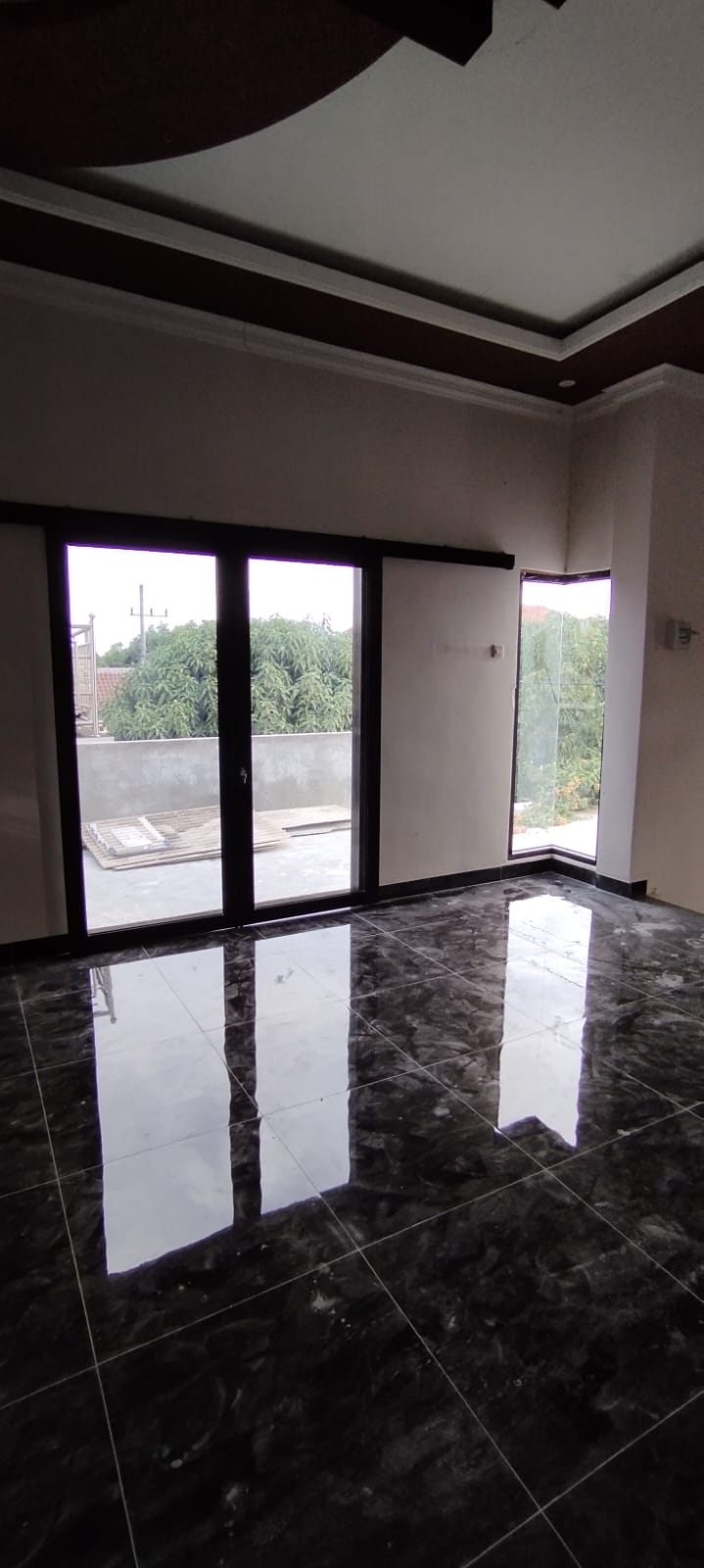 Pintu aluminium hasil pemasangan