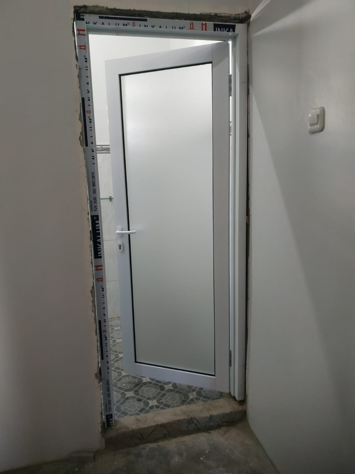 Pintu aluminium dengan kusen presisi