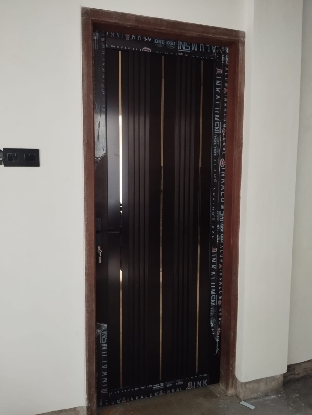 Pintu aluminium hasil pengerjaan di workshop