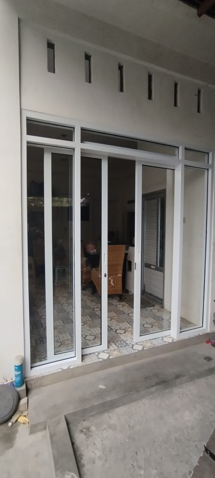 Pintu aluminium dengan aksen modern