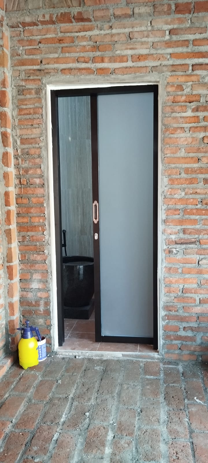 Pintu aluminium dengan panel kaca