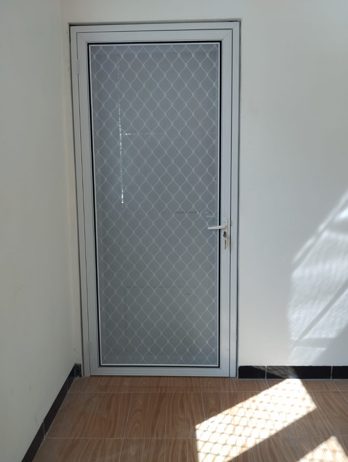 Pintu aluminium swing