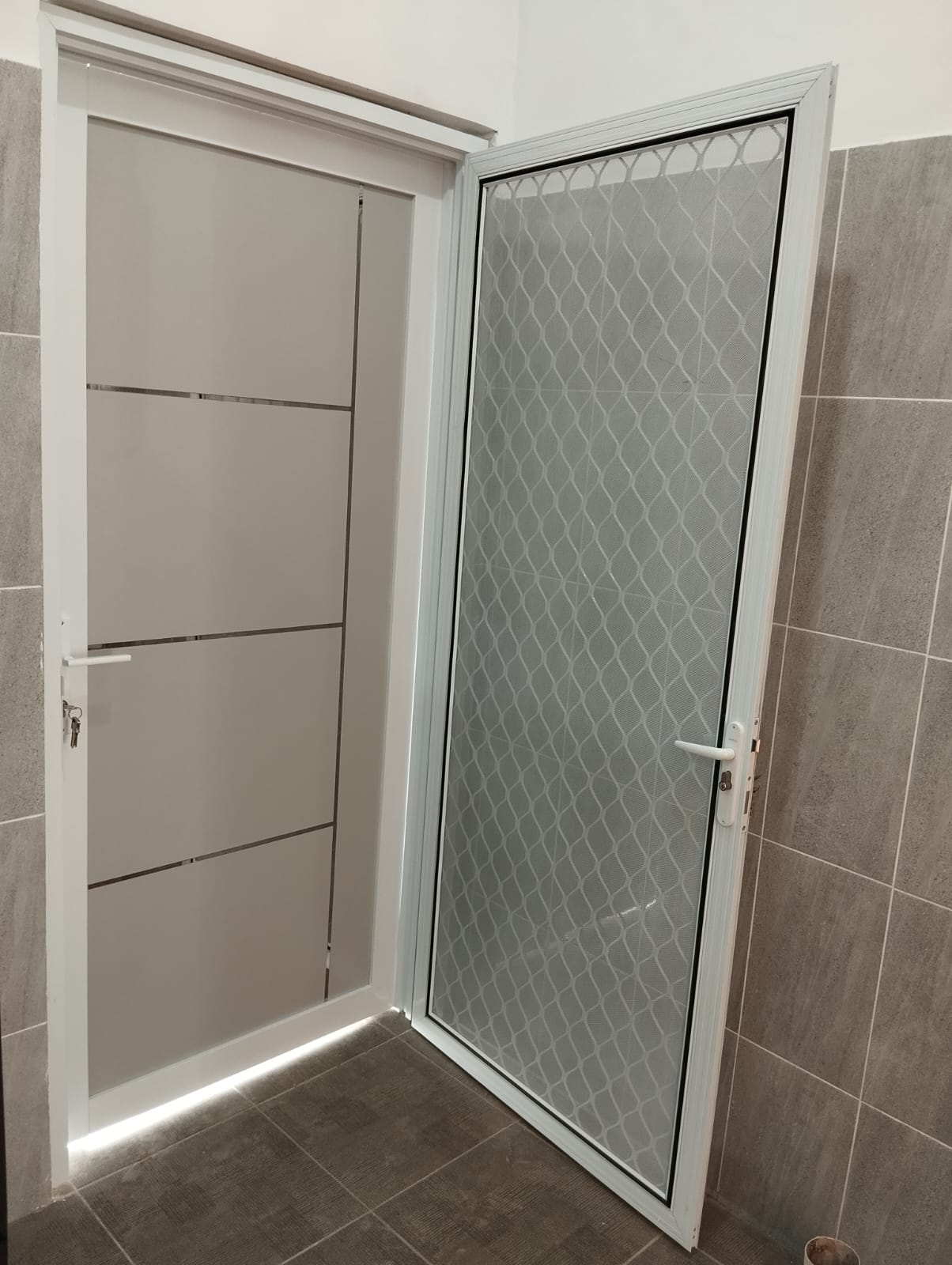 Pintu aluminium geser